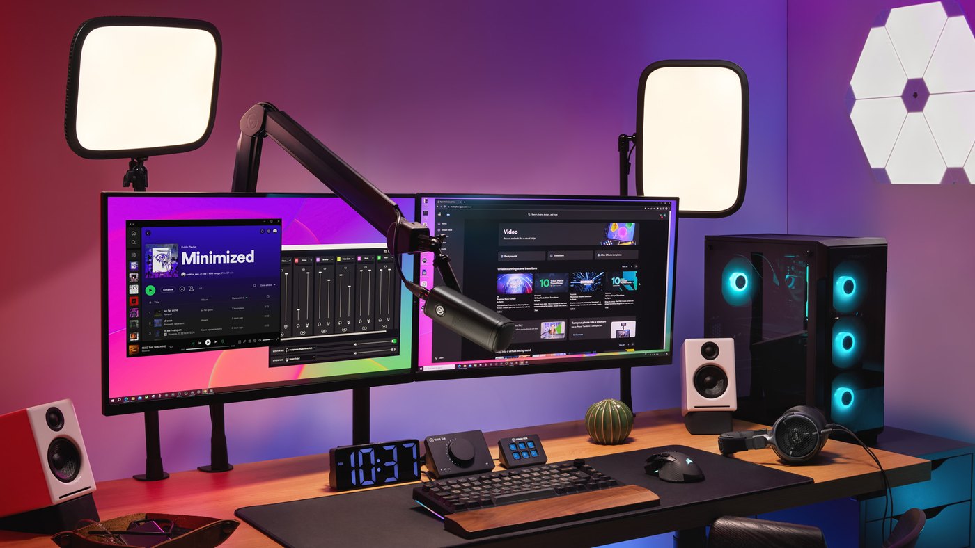 Escritorio de streaming con dos monitores, micrófono y dos focos