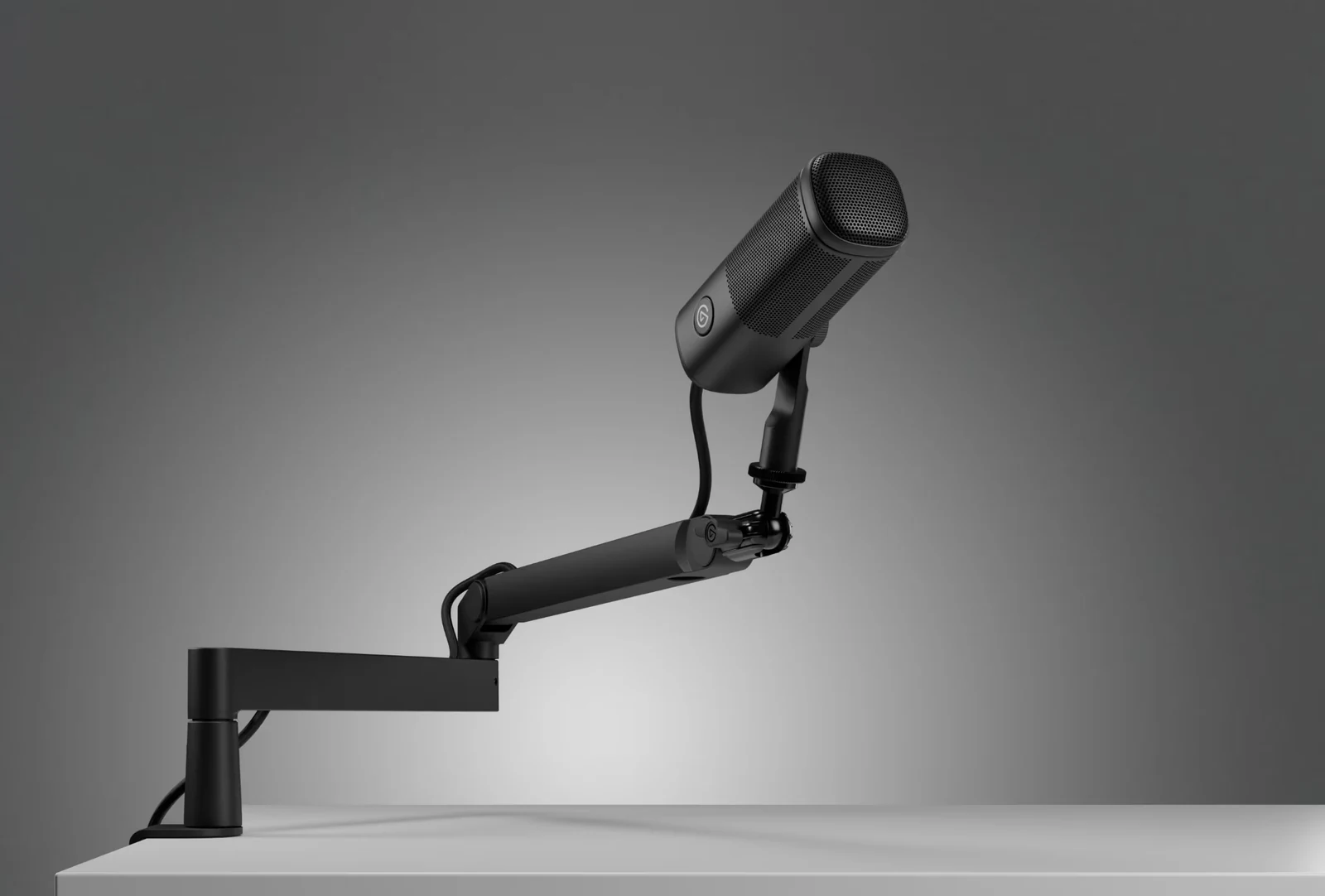 Brazo Elgato Wave Mic Arm LP de perfil bajo montado en una mesa