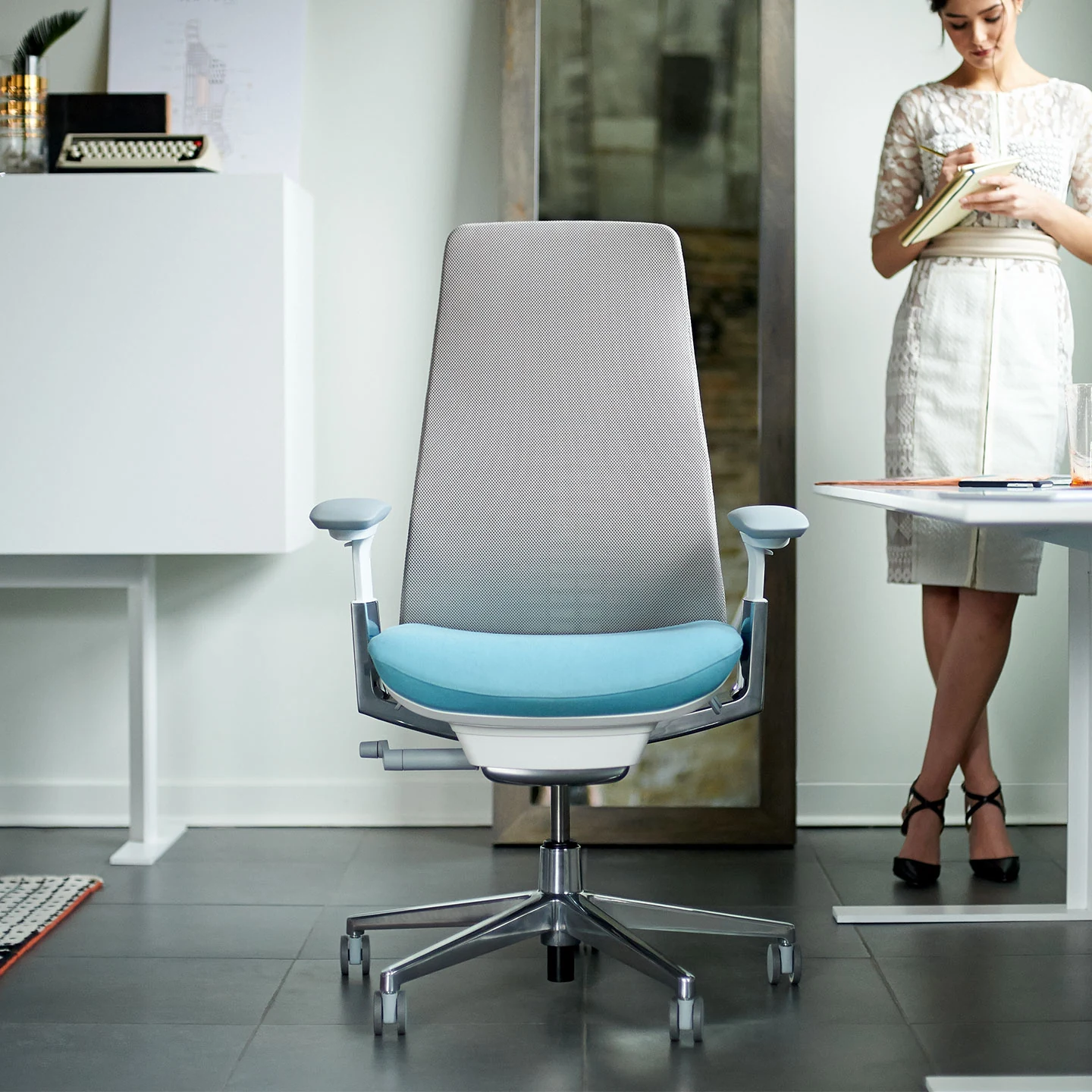 Silla Haworth Fern con respaldo claro y asiento azul