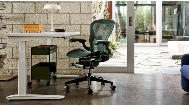 Silla Herman Miller Aeron de malla junto a un escritorio