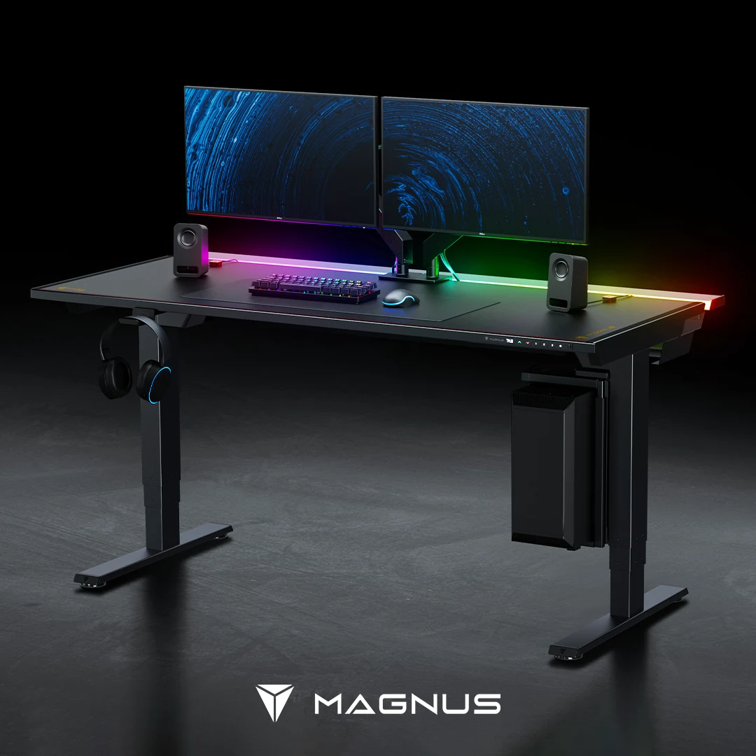 Mesa Secretlab MAGNUS Pro con dos monitores y accesorios de escritorio