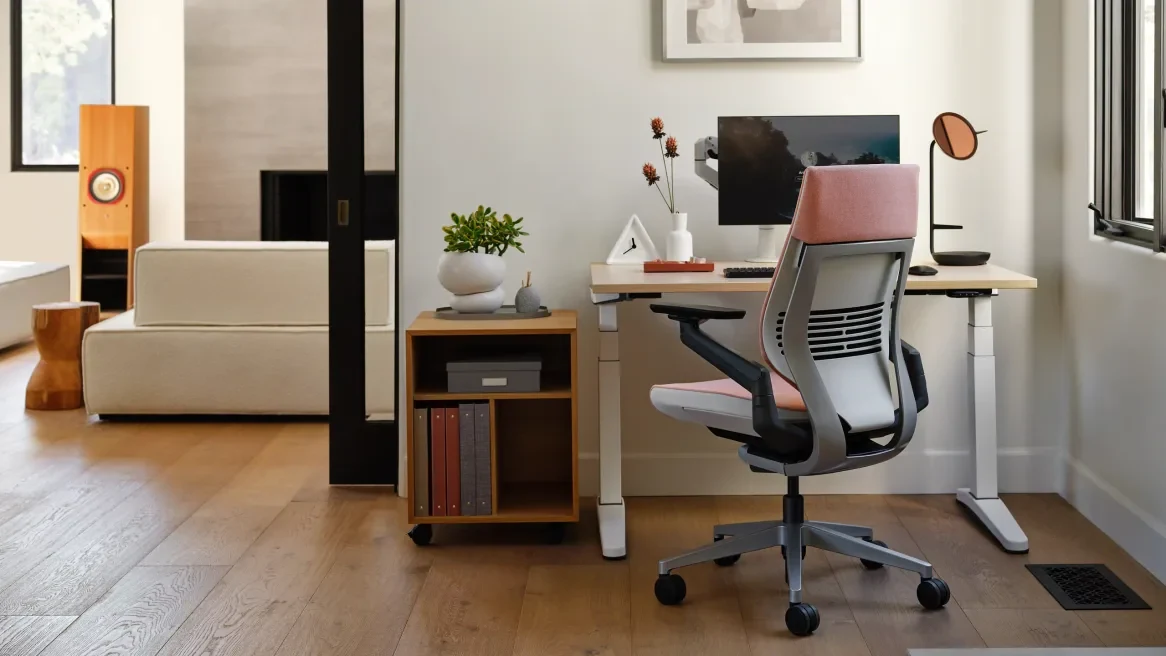 Silla Steelcase Gesture con respaldo rosa vista desde atrás
