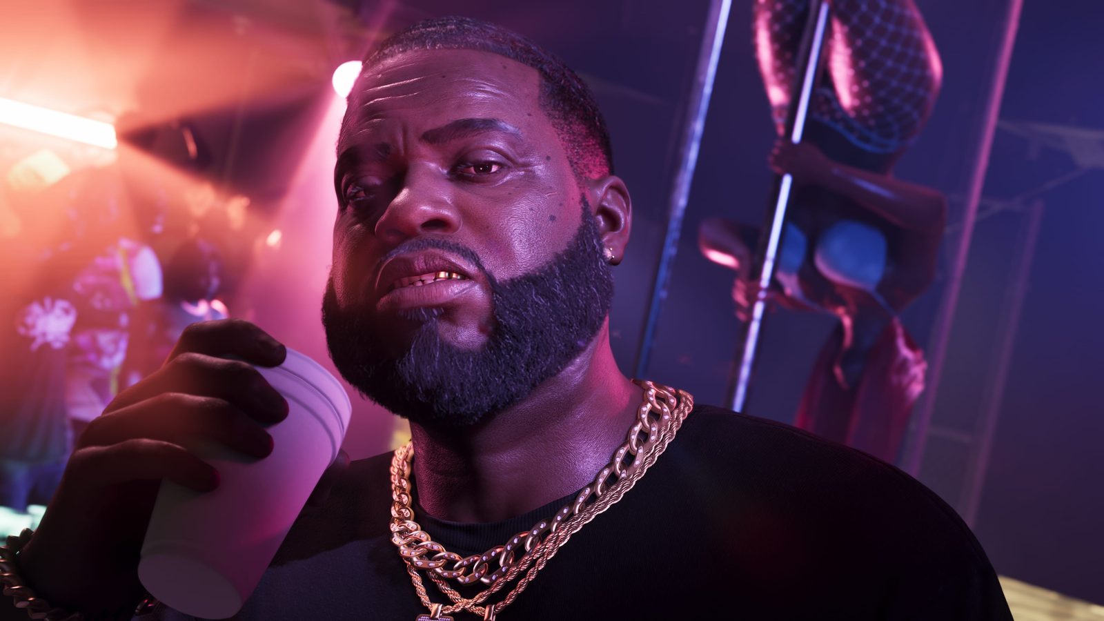 Boobie Ike con cadenas de oro y un vaso en la mano dentro de su club, con luces rosas de fondo