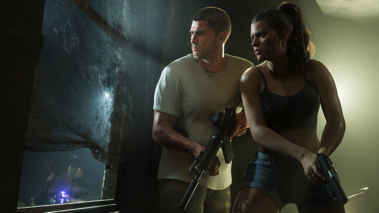Jason y Lucia avanzan armados con cautela junto a una pared mientras hay luces policiales fuera en GTA 6