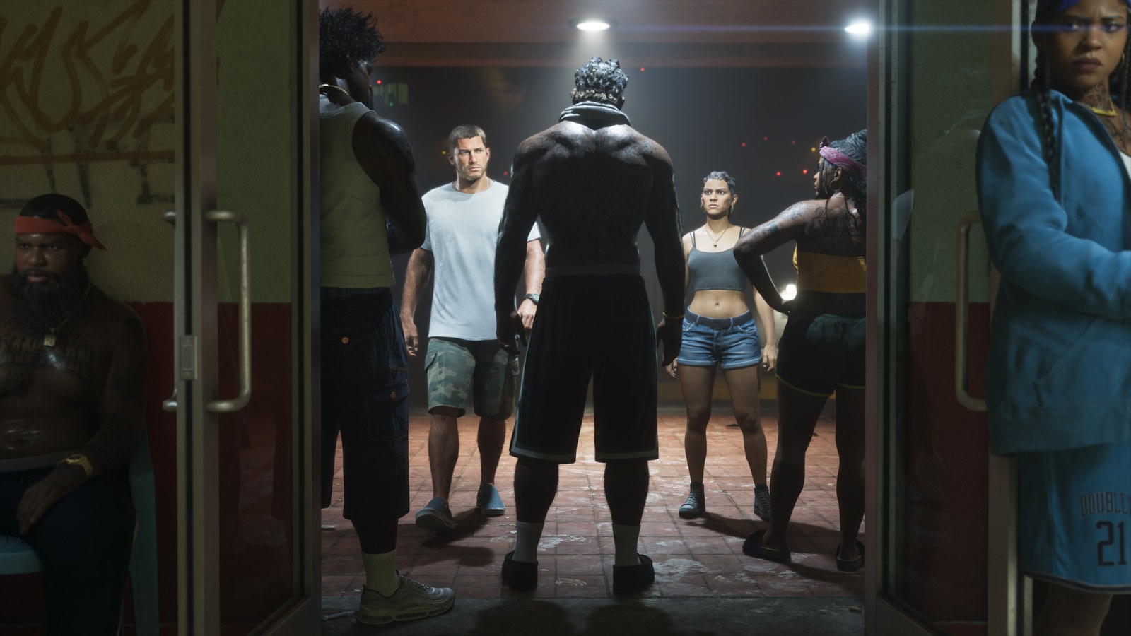 Jason y Lucia dentro de un edificio rodeados por otros personajes en GTA 6