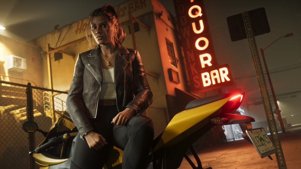 Lucia Caminos con chaqueta de cuero y el pelo recogido junto a una moto en GTA 6