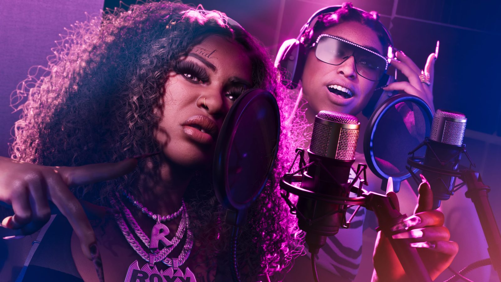 Roxy, con un colgante con su nombre, y Bae-Luxe grabando con micrófonos de estudio: juntas forman Real Dimez