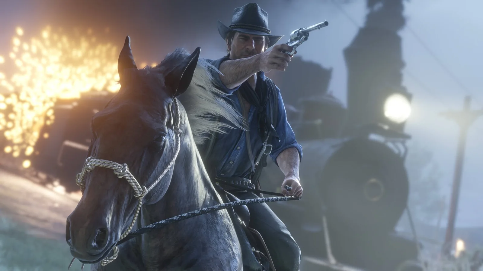 Arthur Morgan a caballo apunta con su revólver junto a un tren por la noche en Red Dead Redemption 2