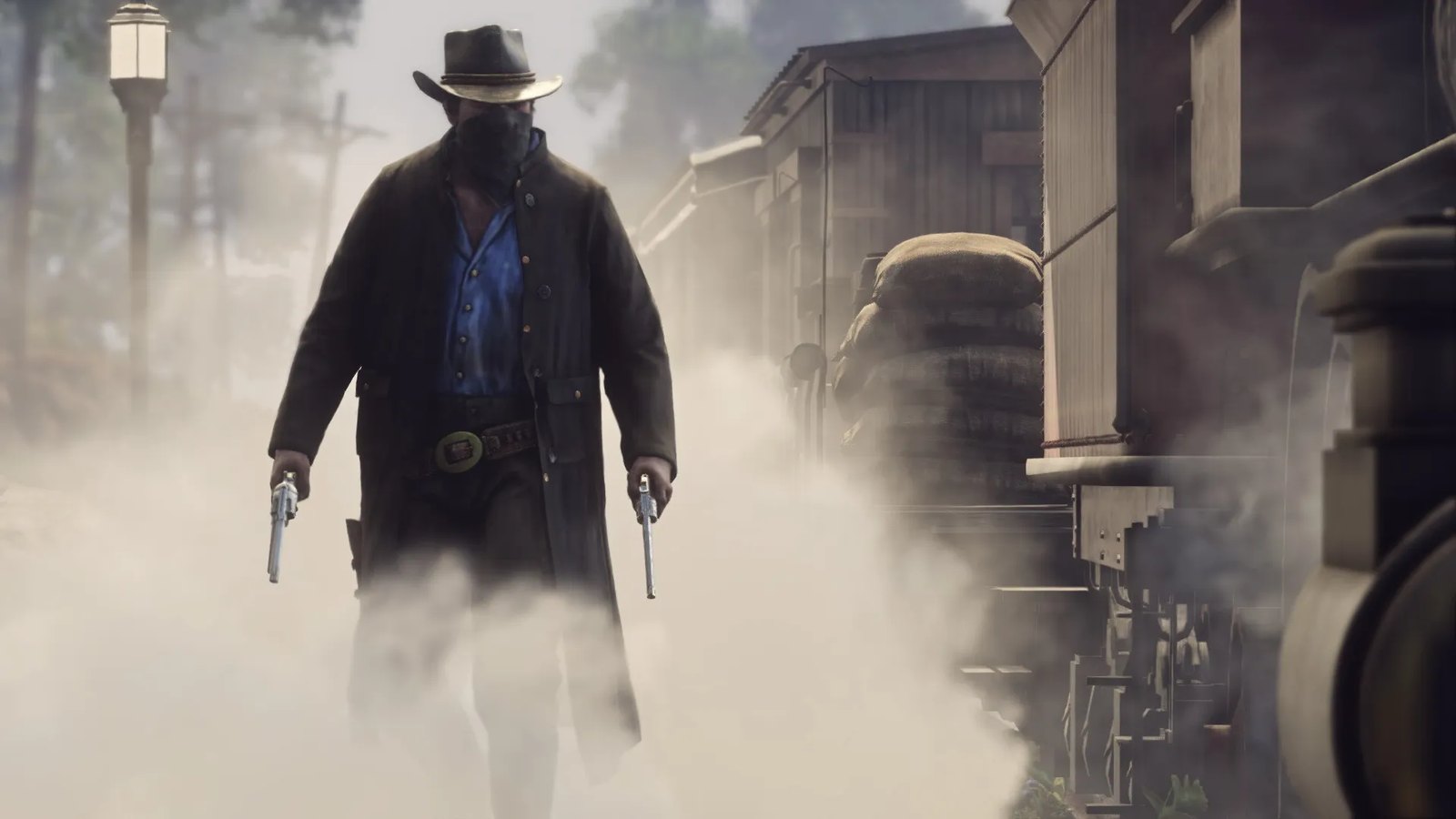 Arthur Morgan con bandana y un revólver en cada mano camina entre el vapor junto a un tren en Red Dead Redemption 2