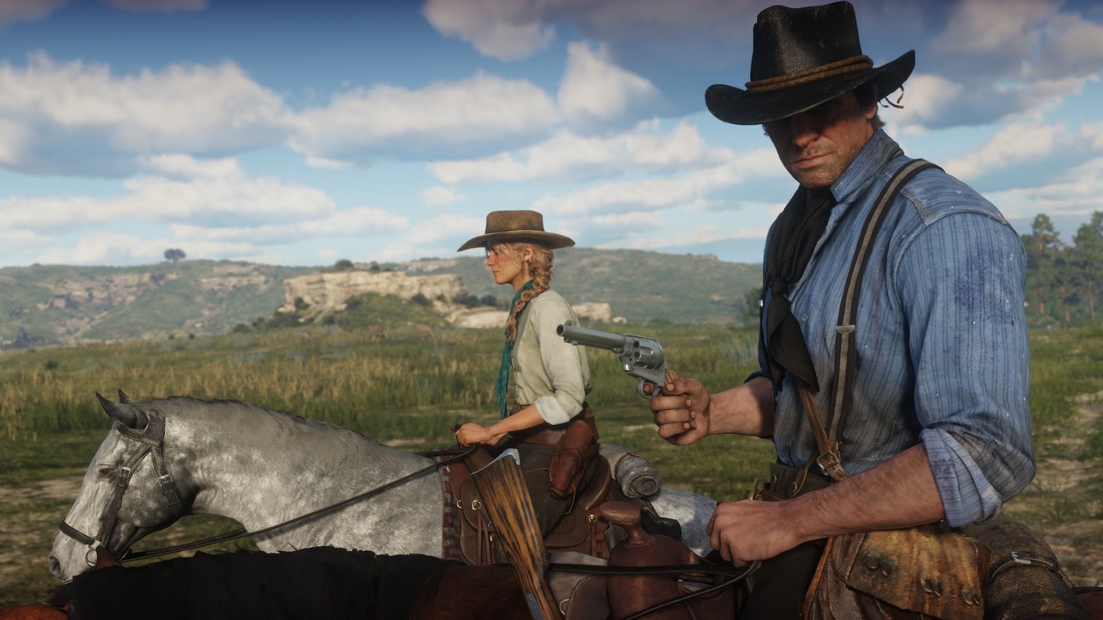 Dos jinetes montan caballos de distinto pelaje en campo abierto en Red Dead Redemption 2