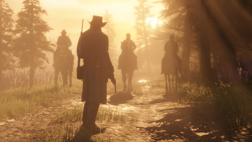 Un pistolero se enfrenta a tres jinetes en un camino de bosque iluminado por el sol en Red Dead Redemption 2