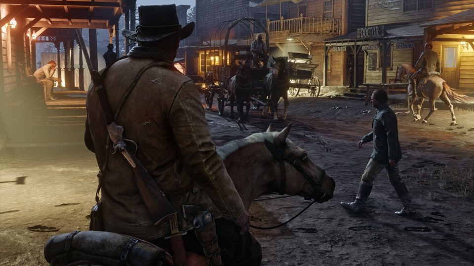Arthur Morgan a caballo en una calle iluminada de Valentine en Red Dead Redemption 2