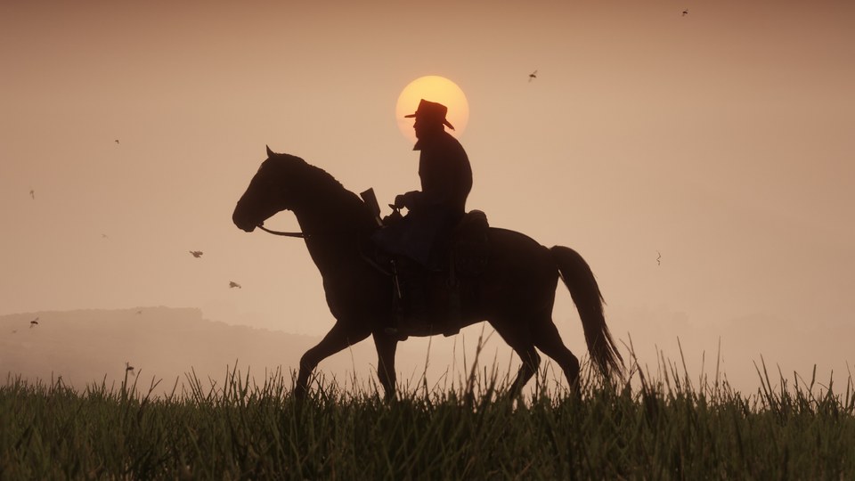 Silueta de un jinete a caballo frente al sol al atardecer en Red Dead Redemption 2