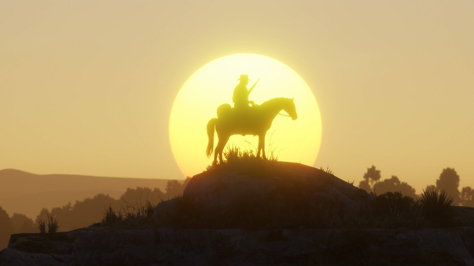 Un jinete a caballo recortado frente a un gran sol durante el atardecer en Red Dead Redemption 2