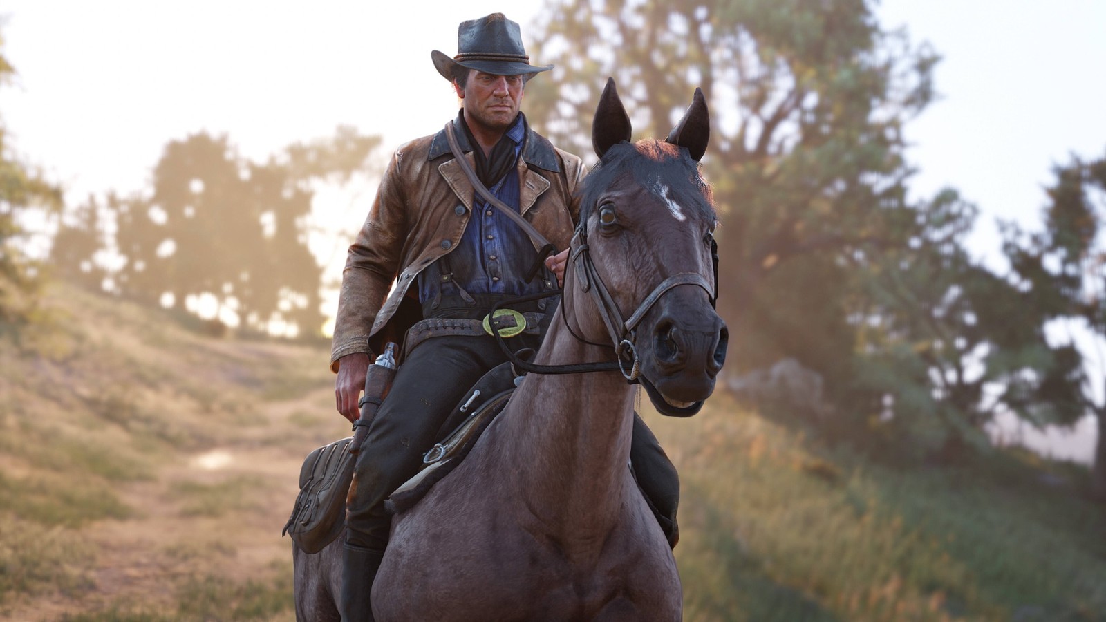 Arthur Morgan montado a caballo por un camino rural en Red Dead Redemption 2