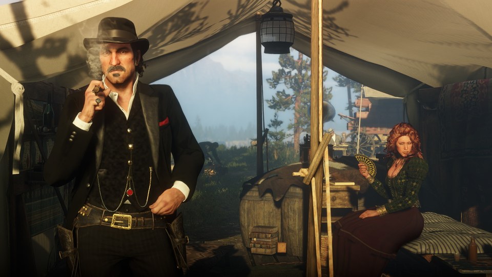 Un hombre fumando y una mujer sentada dentro de una tienda del campamento en Red Dead Redemption 2