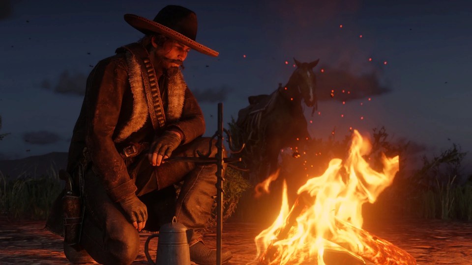 Un vaquero descansa junto a una hoguera con su caballo detrás en Red Dead Redemption 2