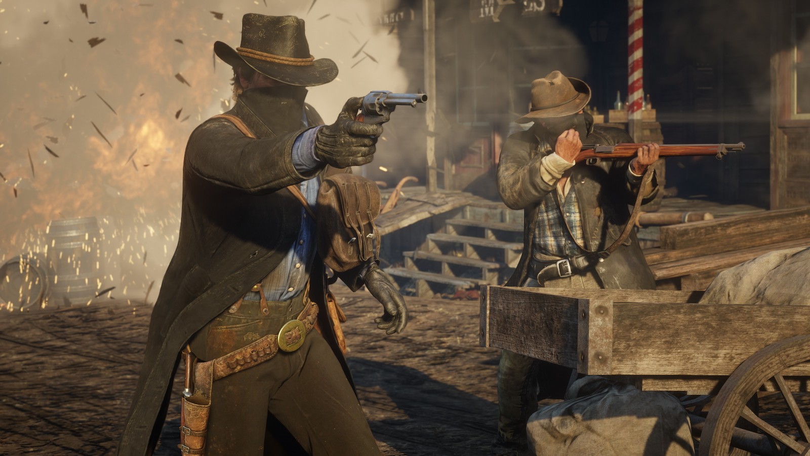 Dos forajidos disparan un revólver y un rifle junto a una explosión en Red Dead Redemption 2