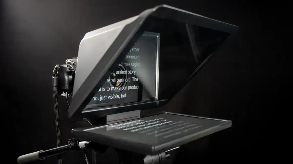 Teleprompter físico con cámara colocado detrás del cristal reflector