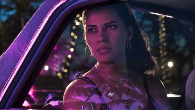 Lucia Caminos mira por la ventanilla de un coche de noche, iluminada por luces rosas y moradas de Vice City